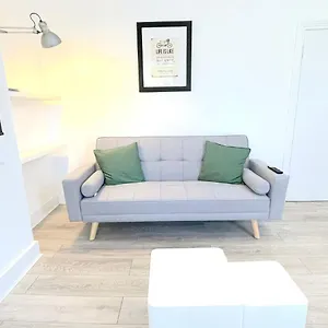 Stylish In Plaistow Apartment